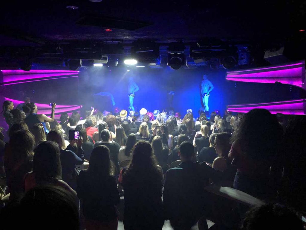 strip-tease à domicile pour enterrement de vie de jeune fille à Paris et région parisienne